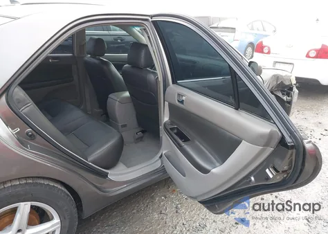 2005 Toyota Camry Le z USA, uszkodzony, nr VIN 4T1BE32K55U524413